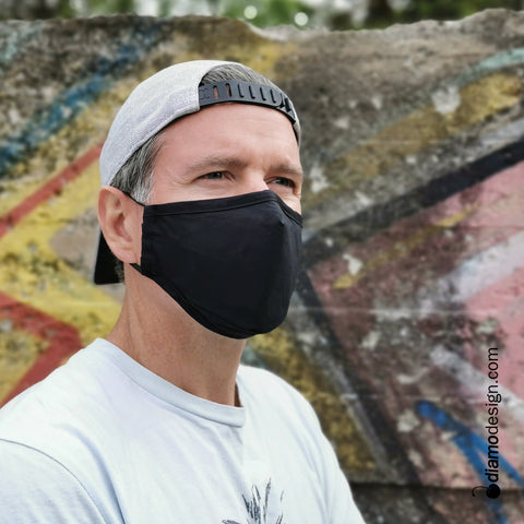  Lifestyle d'un homme portant le masque de protection contre le virus du covid-19 noir avec filtres offert chez Diamodesign.